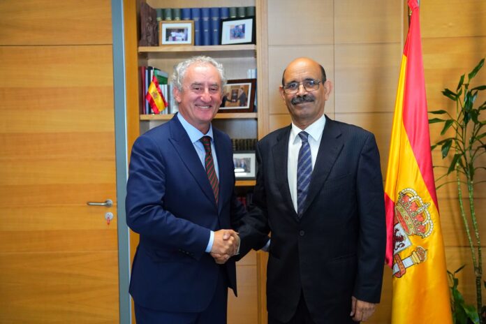 El Dr. Tomás Cobo, presidente del Consejo General de Médicos (CGCOM), con Salek Baba Hasena, ministro de Salud Pública de la República Árabe Saharaui Democrática, en su reunión del pasado miércoles